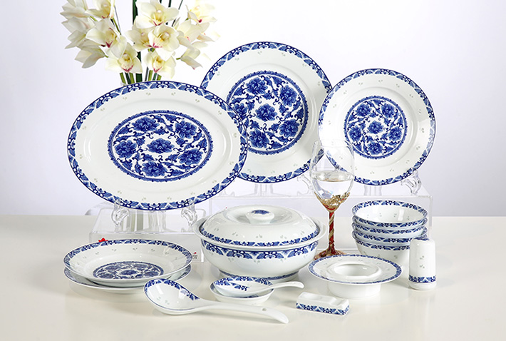 56头青花玲珑花草中餐具
