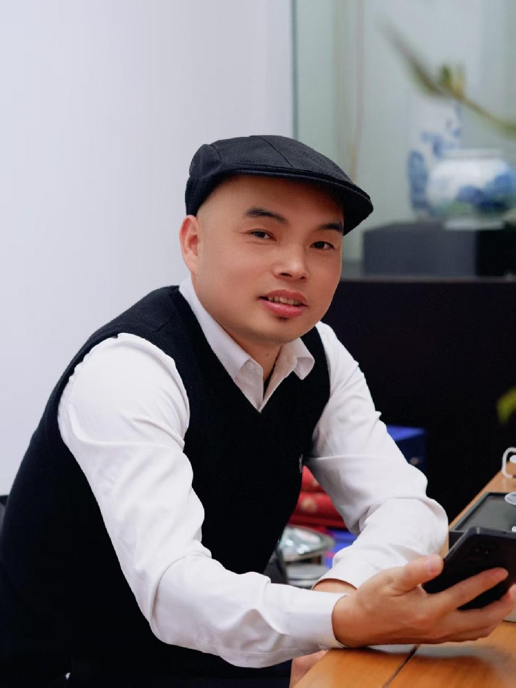 刘祖英（国瓷红叶画院钻研员）